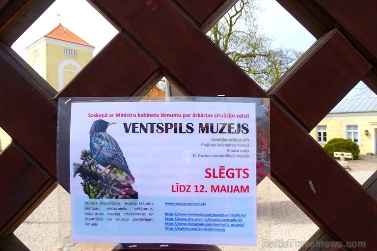 Ventspils Livonijas ordeņa pils ieskauta pavasara ziedos 282331