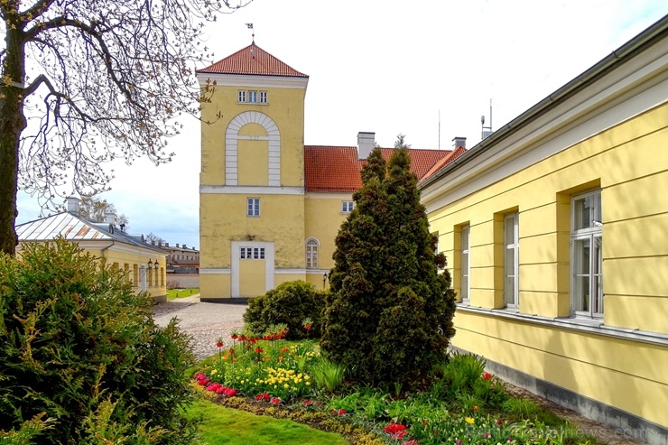 Ventspils Livonijas ordeņa pils ieskauta pavasara ziedos 282334