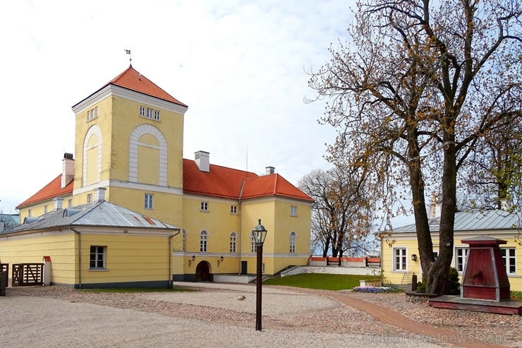 Ventspils Livonijas ordeņa pils ieskauta pavasara ziedos 282349