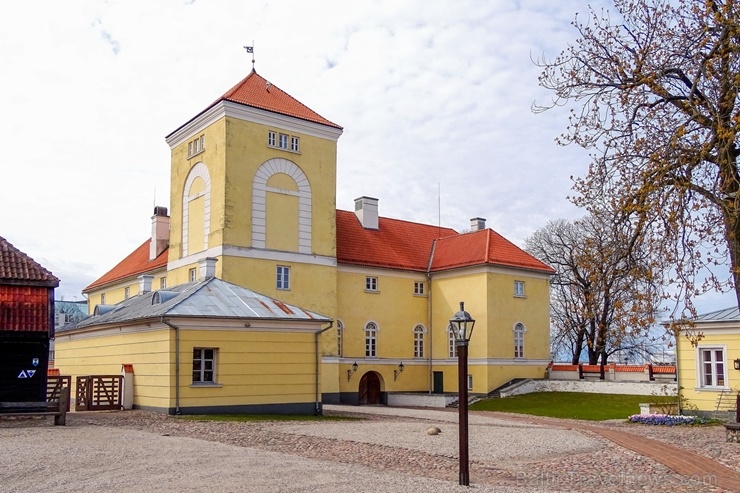 Ventspils Livonijas ordeņa pils ieskauta pavasara ziedos 282350