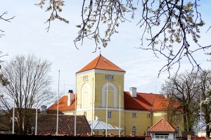 Ventspils Livonijas ordeņa pils ieskauta pavasara ziedos 5