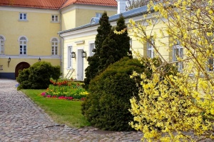Ventspils Livonijas ordeņa pils ieskauta pavasara ziedos 8
