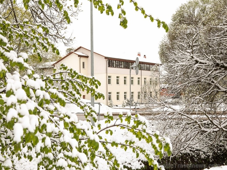 Latgalē un Vidzemē ziedošo pavasari uz brīdi nomaina balta ziema 282386