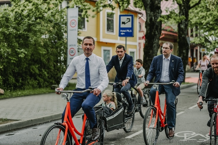 Siguldā atklāta Latvijā pirmā velo iela, kas darbojas kā pilotprojekts Siguldas kopējās satiksmes uzlabošanas koncepcijā 283973