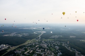 Viļņa ar krāšņiem gaisa baloniem aicina ceļotājus paviesoties Lietuvas galvaspilsētā 