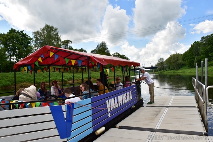 Gaujas tramvajs Valmierā priecē braucējus ar brīnišķīgām ainavām un kapteiņa stāstījumu par Valmieru 284352