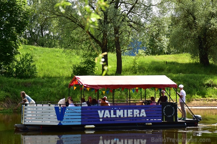 Gaujas tramvajs Valmierā priecē braucējus ar brīnišķīgām ainavām un kapteiņa stāstījumu par Valmieru 284359