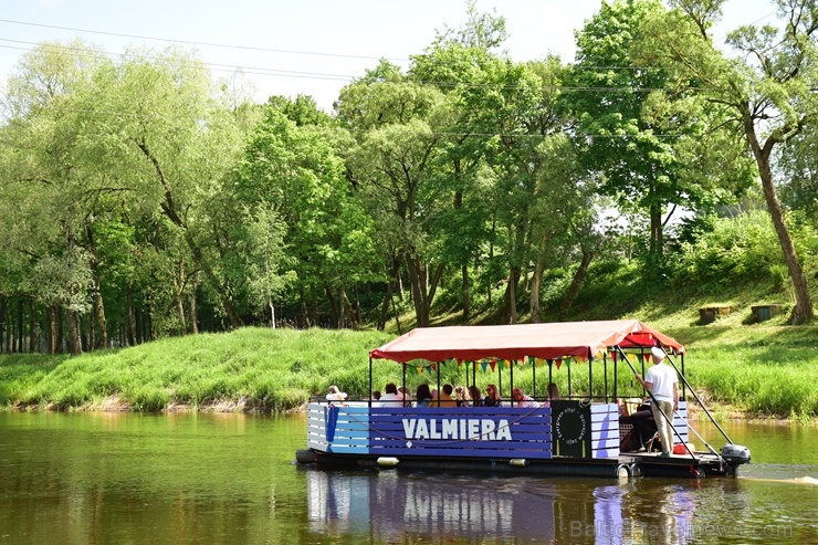 Gaujas tramvajs Valmierā priecē braucējus ar brīnišķīgām ainavām un kapteiņa stāstījumu par Valmieru 284362