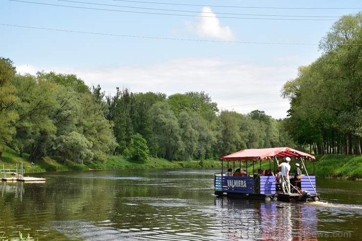 Gaujas tramvajs Valmierā priecē braucējus ar brīnišķīgām ainavām un kapteiņa stāstījumu par Valmieru 284363