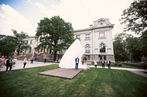 Pie Latvijas Nacionālā mākslas muzeja Rīgā atklāta tēlnieka Aigara Bikšes izgatavota vērienīga skulptūra «Mediķi pasaulei» 8