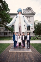 Pie Latvijas Nacionālā mākslas muzeja Rīgā atklāta tēlnieka Aigara Bikšes izgatavota vērienīga skulptūra «Mediķi pasaulei» 13
