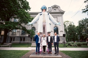 Pie Latvijas Nacionālā mākslas muzeja Rīgā atklāta tēlnieka Aigara Bikšes izgatavota vērienīga skulptūra «Mediķi pasaulei» 14