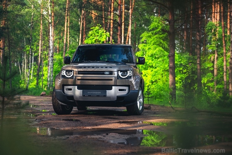 Land Rover salonā Rīgā ieradies Land Rover Defender – viens no pievilcīgākajiem desmitgades automobiļiem 284478