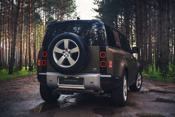 Land Rover salonā Rīgā ieradies Land Rover Defender – viens no pievilcīgākajiem desmitgades automobiļiem 284479