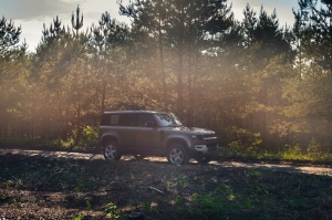 Land Rover salonā Rīgā ieradies Land Rover Defender – viens no pievilcīgākajiem desmitgades automobiļiem 12