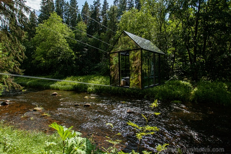 Dažus metrus virs Amatas upes levitē nekur citur pasaulē neatrodams unikāls namiņš no spoguļiem, kuros atspīd apkārtnes ainava. 285164