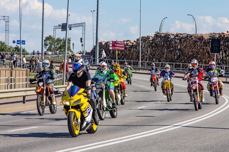 Ventspils ielas un ostas promenādi pierūcina «Kurland bike meet 2020» Motociklu parāde 286584