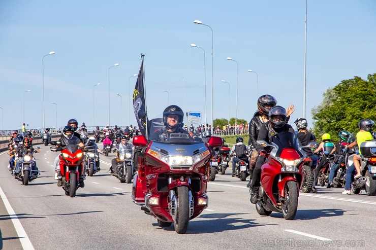 Ventspils ielas un ostas promenādi pierūcina «Kurland bike meet 2020» Motociklu parāde 286600