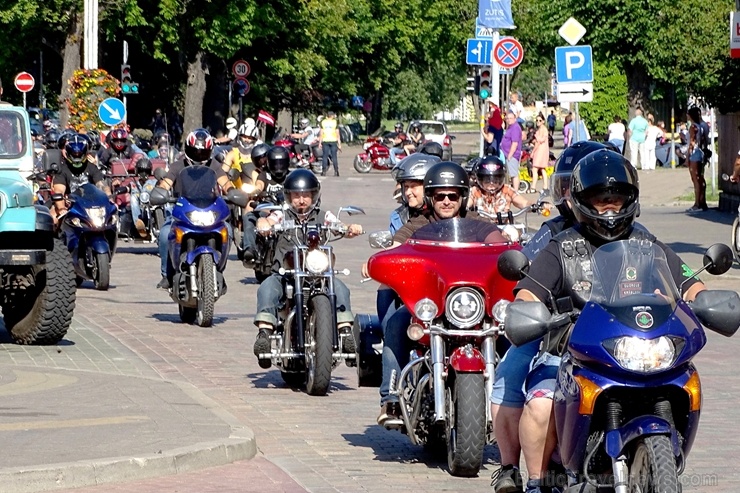Ventspils ielas un ostas promenādi pierūcina «Kurland bike meet 2020» Motociklu parāde 286607