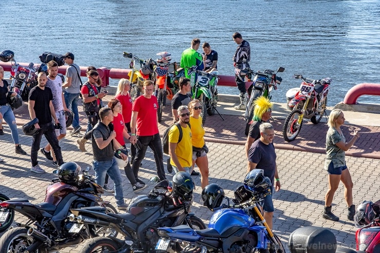 Ventspils ielas un ostas promenādi pierūcina «Kurland bike meet 2020» Motociklu parāde 286635