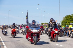 Ventspils ielas un ostas promenādi pierūcina «Kurland bike meet 2020» Motociklu parāde 23