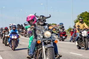 Ventspils ielas un ostas promenādi pierūcina «Kurland bike meet 2020» Motociklu parāde 25