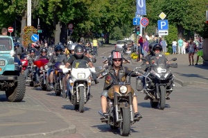 Ventspils ielas un ostas promenādi pierūcina «Kurland bike meet 2020» Motociklu parāde 29