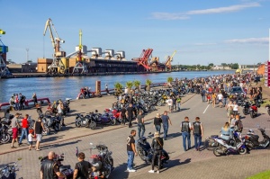 Ventspils ielas un ostas promenādi pierūcina «Kurland bike meet 2020» Motociklu parāde 54