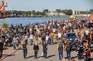 Ventspils ielas un ostas promenādi pierūcina «Kurland bike meet 2020» Motociklu parāde 56