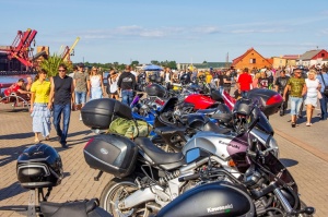 Ventspils ielas un ostas promenādi pierūcina «Kurland bike meet 2020» Motociklu parāde 63