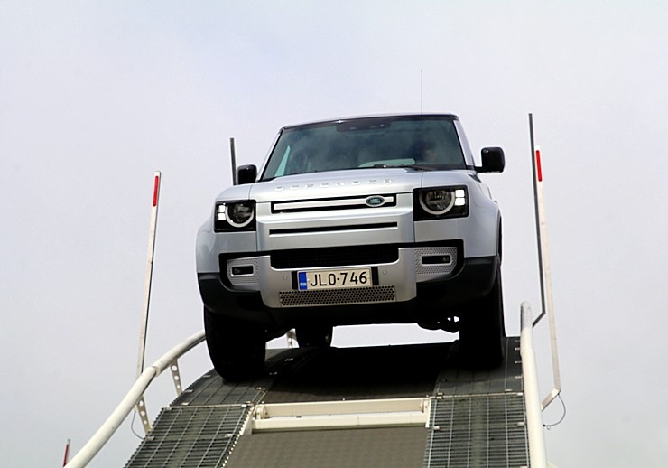 Travelnews.lv iepazīst jauno «Land Rover Defender» interesantos apstākļos 287583