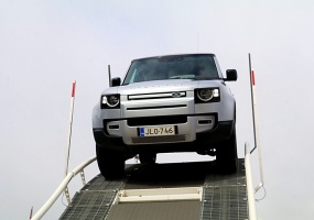 Travelnews.lv iepazīst jauno «Land Rover Defender» interesantos apstākļos 4