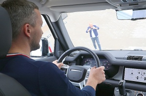 Travelnews.lv iepazīst jauno «Land Rover Defender» interesantos apstākļos 10