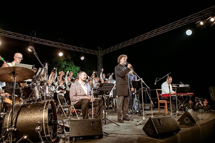 Tiguļkalnu Talsos piepilda skanīgs Raimonda Tigula brīvdabas koncerts 288042