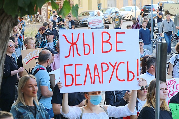 Pie Baltkrievijas vēstniecības cilvēki aktīvi protestē pret vardarbību mūsu kaimiņvalstī 288230