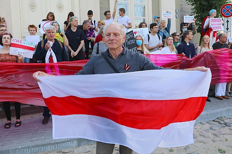 Pie Baltkrievijas vēstniecības cilvēki aktīvi protestē pret vardarbību mūsu kaimiņvalstī 288231