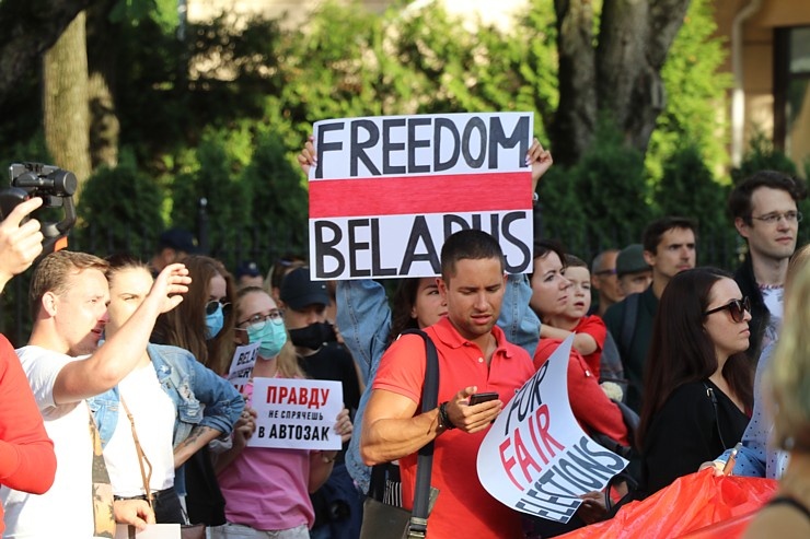 Pie Baltkrievijas vēstniecības cilvēki aktīvi protestē pret vardarbību mūsu kaimiņvalstī 288232