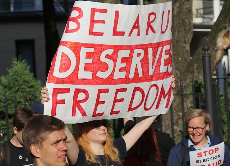 Pie Baltkrievijas vēstniecības cilvēki aktīvi protestē pret vardarbību mūsu kaimiņvalstī 288234
