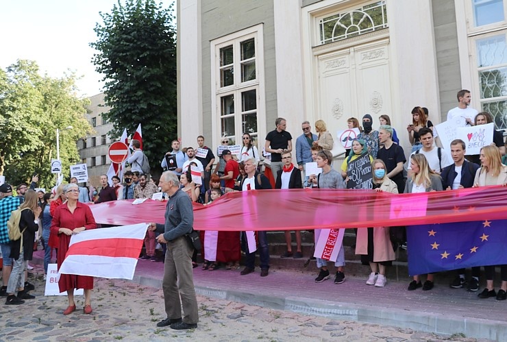 Pie Baltkrievijas vēstniecības cilvēki aktīvi protestē pret vardarbību mūsu kaimiņvalstī 288239