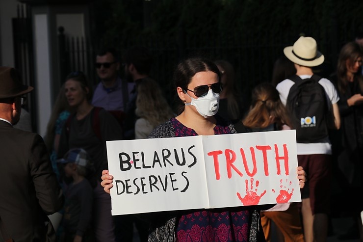 Pie Baltkrievijas vēstniecības cilvēki aktīvi protestē pret vardarbību mūsu kaimiņvalstī 288242