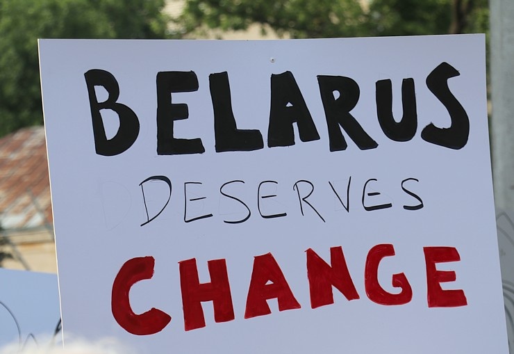 Pie Baltkrievijas vēstniecības cilvēki aktīvi protestē pret vardarbību mūsu kaimiņvalstī 288244