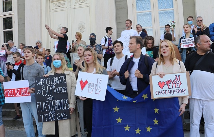 Pie Baltkrievijas vēstniecības cilvēki aktīvi protestē pret vardarbību mūsu kaimiņvalstī 288245
