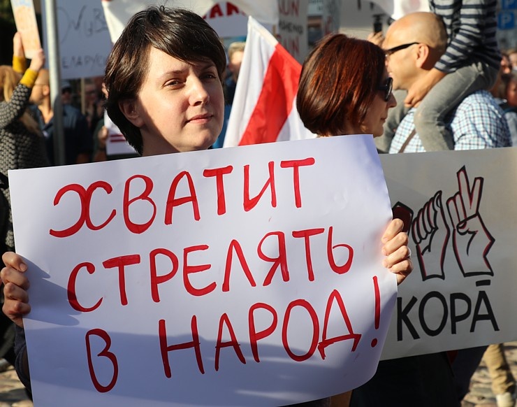 Pie Baltkrievijas vēstniecības cilvēki aktīvi protestē pret vardarbību mūsu kaimiņvalstī 288246