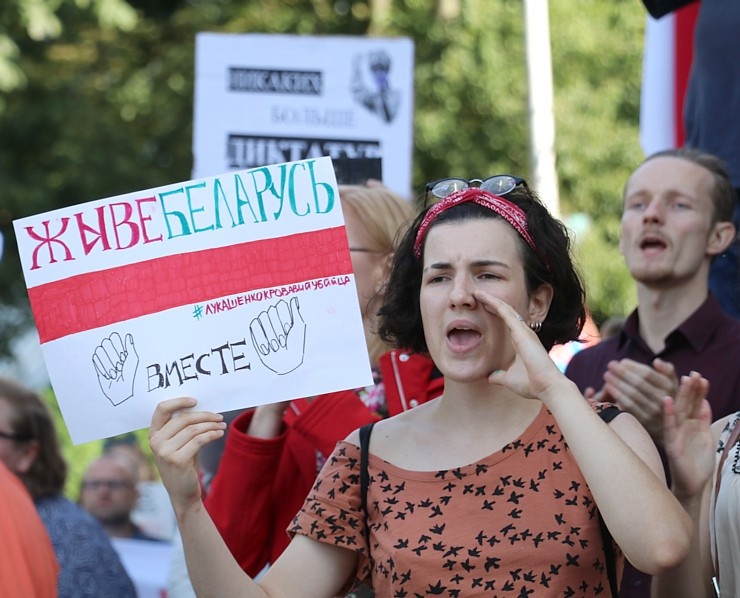 Pie Baltkrievijas vēstniecības cilvēki aktīvi protestē pret vardarbību mūsu kaimiņvalstī 288247