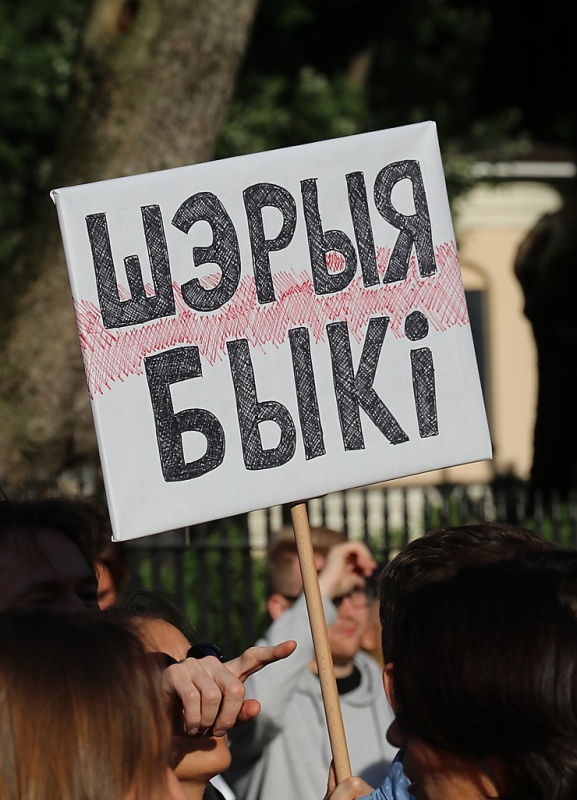 Pie Baltkrievijas vēstniecības cilvēki aktīvi protestē pret vardarbību mūsu kaimiņvalstī 288250