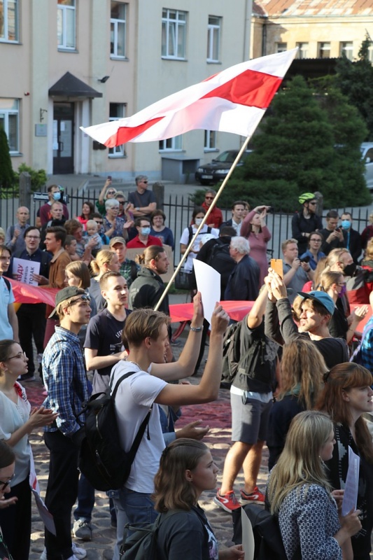 Pie Baltkrievijas vēstniecības cilvēki aktīvi protestē pret vardarbību mūsu kaimiņvalstī 288251