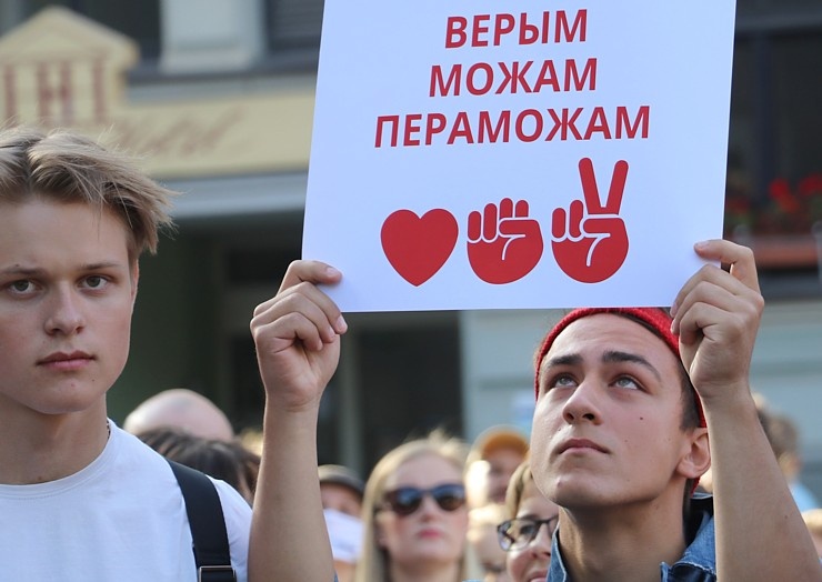 Pie Baltkrievijas vēstniecības cilvēki aktīvi protestē pret vardarbību mūsu kaimiņvalstī 288252