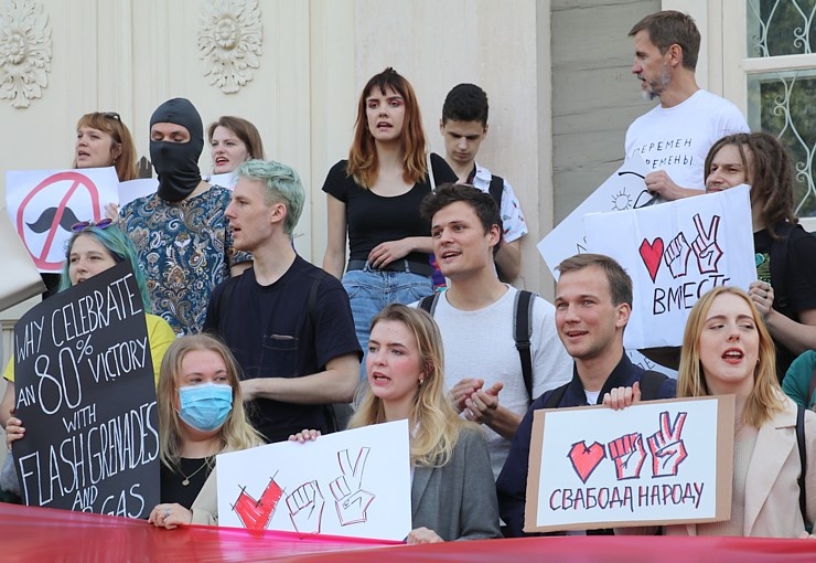 Pie Baltkrievijas vēstniecības cilvēki aktīvi protestē pret vardarbību mūsu kaimiņvalstī 288254