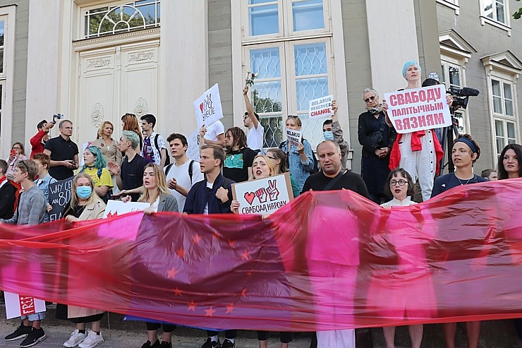 Pie Baltkrievijas vēstniecības cilvēki aktīvi protestē pret vardarbību mūsu kaimiņvalstī 288255