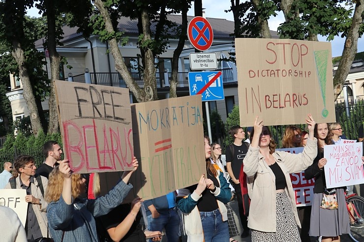 Pie Baltkrievijas vēstniecības cilvēki aktīvi protestē pret vardarbību mūsu kaimiņvalstī 288256